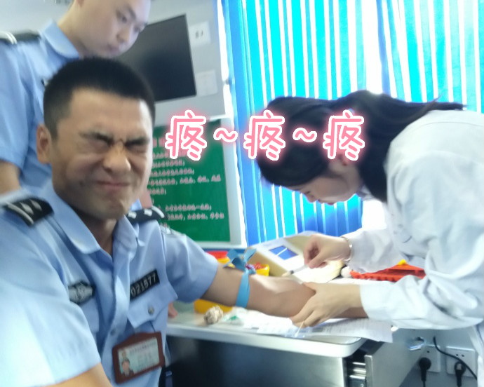 疼skr人！警察在移動獻(xiàn)血車上的表情包亮了